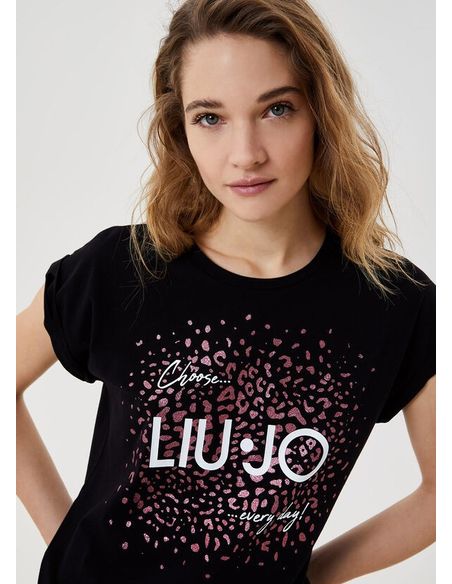 Camiseta con logotipo