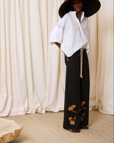 Pantalón negro con flores ocre 6243-624