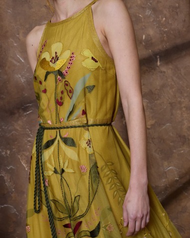 Vestido de tul bordado mostaza 6481-648