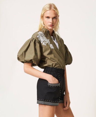 Pantalón corto de popelina con tachuelas