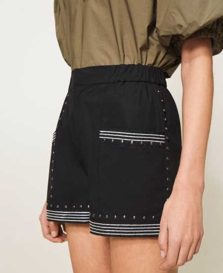Pantalón corto de popelina con tachuelas