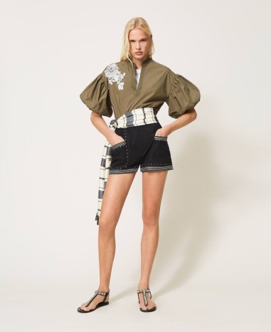 Pantalón corto de popelina con tachuelas