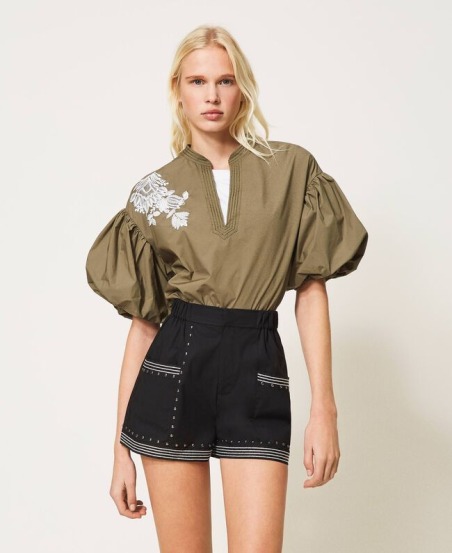 Pantalón corto de popelina con tachuelas