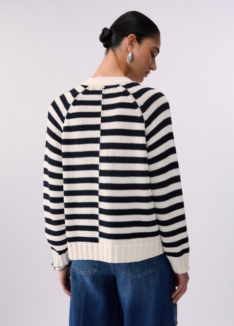 Cárdigan con bordado de pedrería WA6220 2