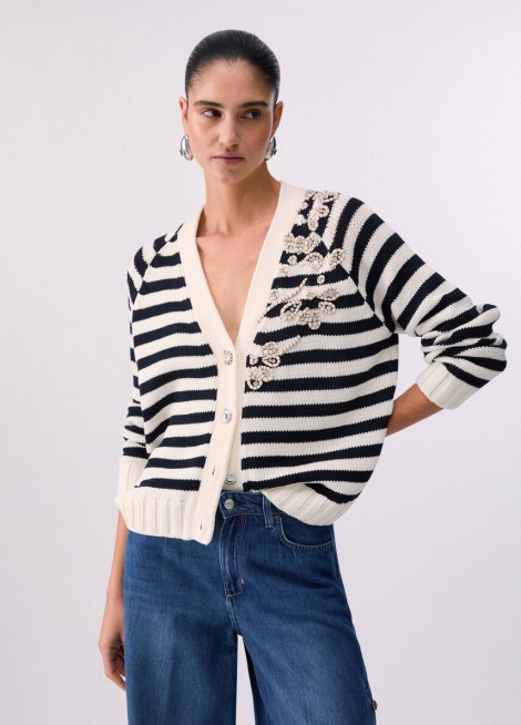 Cárdigan con bordado de pedrería WA6220