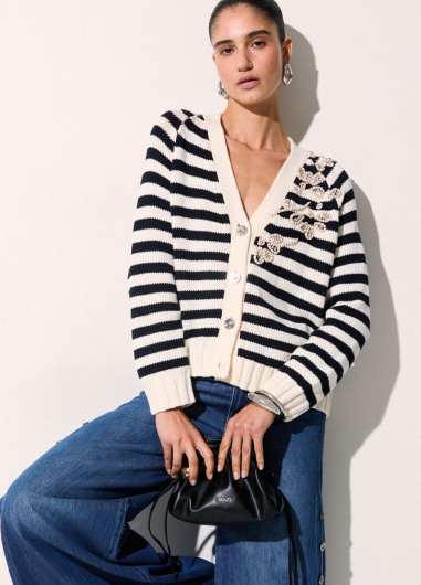 Cárdigan con bordado de pedrería WA6220