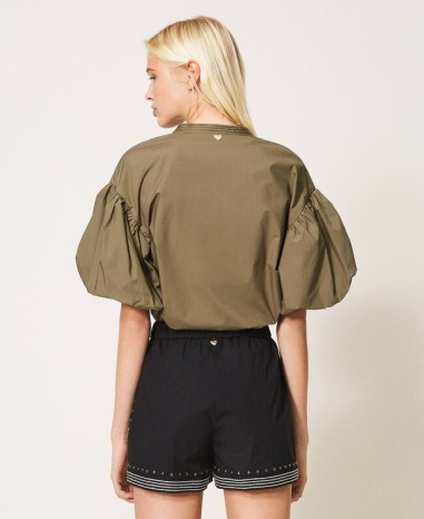 Pantalón corto de popelina con tachuelas