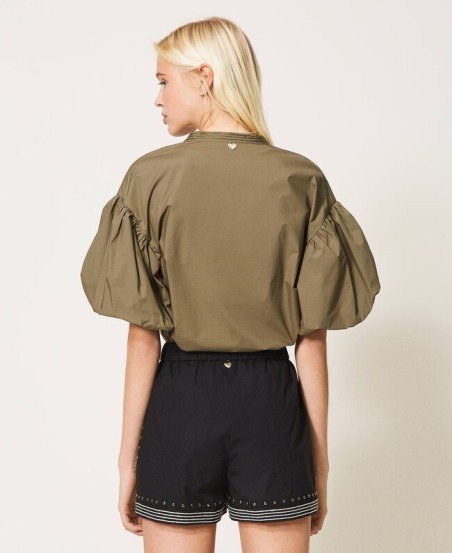 Pantalón corto de popelina con tachuelas