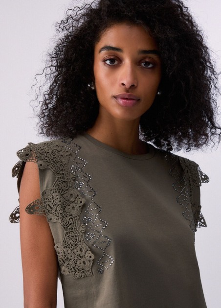 Camiseta con detalles de macramé WA6311