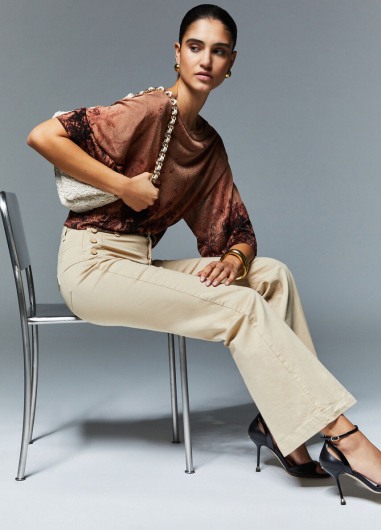 Pantalón acampanado con botones de logotipo WA6403