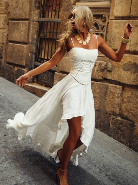 Vestido Calau Camaleónica blanco largo con mariposas bordadas y espalda abierta 2