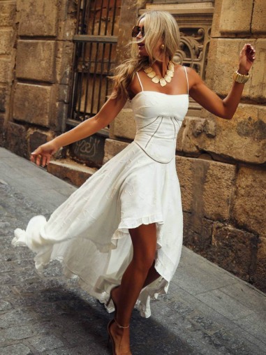 Vestido Calau Camaleónica blanco largo con mariposas bordadas y espalda abierta