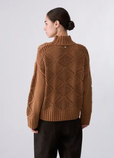 Jersey de cuello alto con abalorios y calados