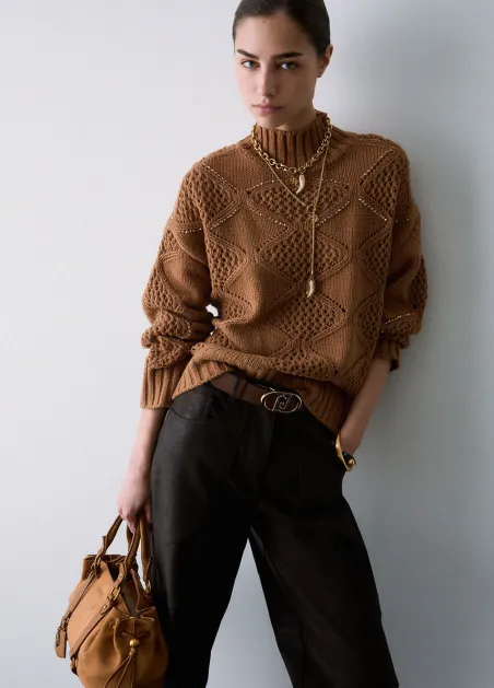 Jersey de cuello alto con abalorios y calados