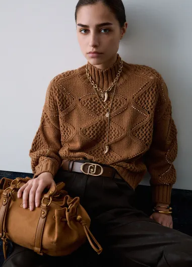 Jersey de cuello alto con abalorios y calados