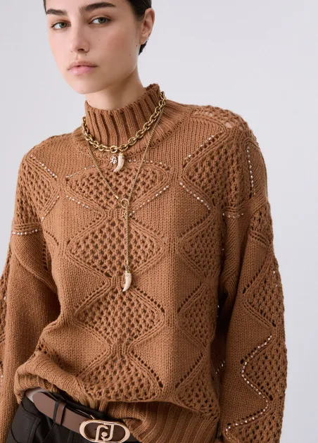 Jersey de cuello alto con abalorios y calados