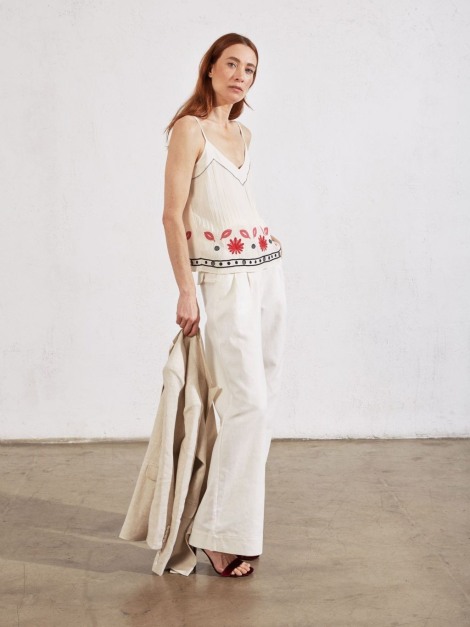 Top blanco de tirantes con bordados