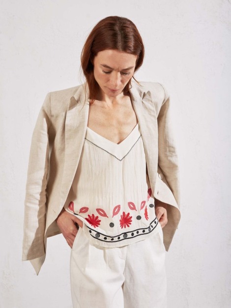 Top blanco de tirantes con bordados 2