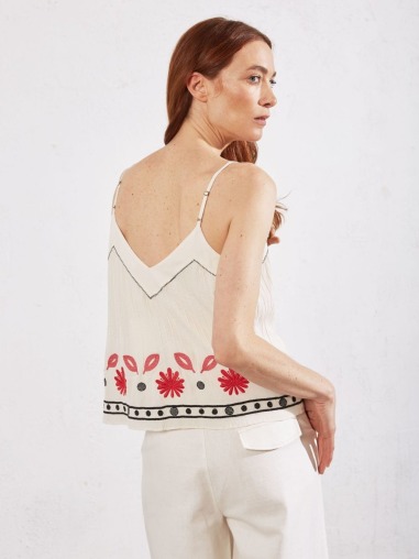 Top blanco de tirantes con bordados