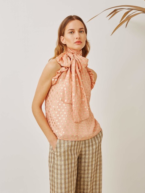 Top de fiesta rosa con lunares dorados