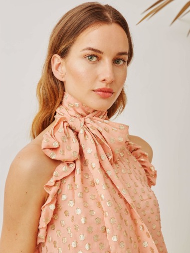 Top de fiesta rosa con lunares dorados