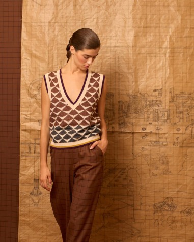 Chaleco greca de intarsia marrón 7172 | IS COMING