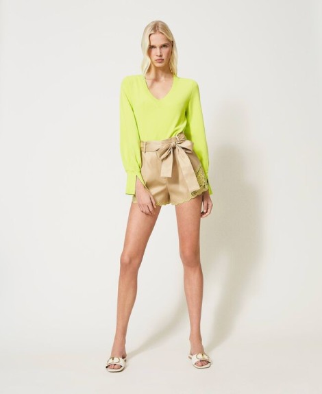 Pantalón corto con bordado suizo 2