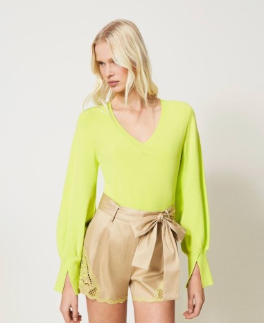 Pantalón corto con bordado suizo