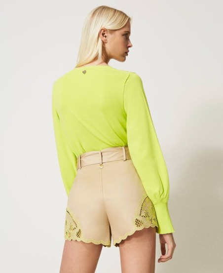 Pantalón corto con bordado suizo